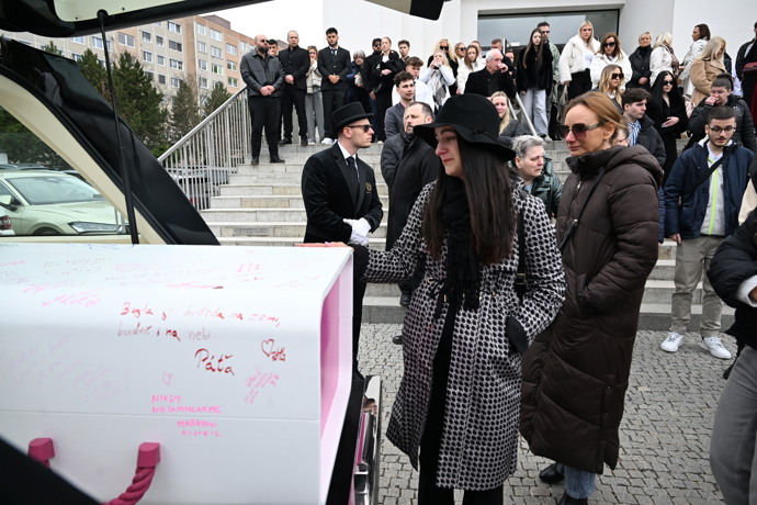 FOTO: Poslední rozloučení s influencerkou Dominikou Elischerovou alias Mínou. – stránka 39