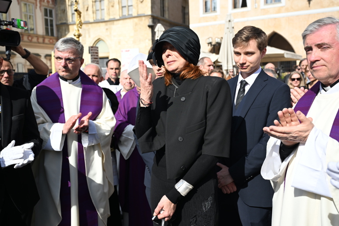 FOTO: Radka Potměšilová na pohřbu svého manžela. – stránka 9