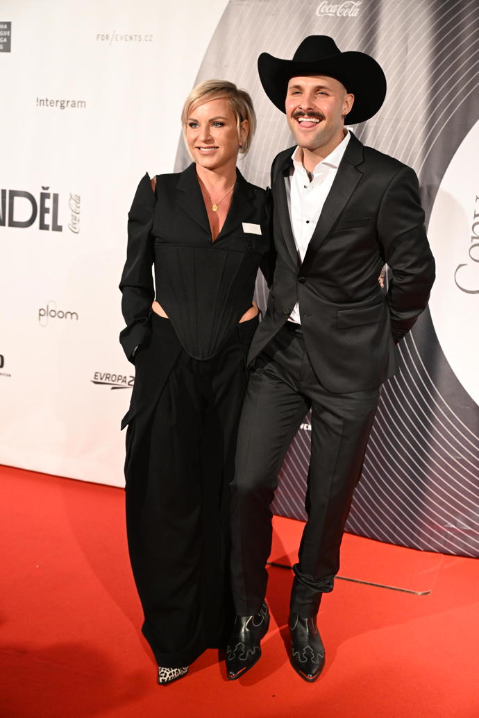 FOTO: Pártlová s partnerem byli nepřehlédnutelní. – stránka 1