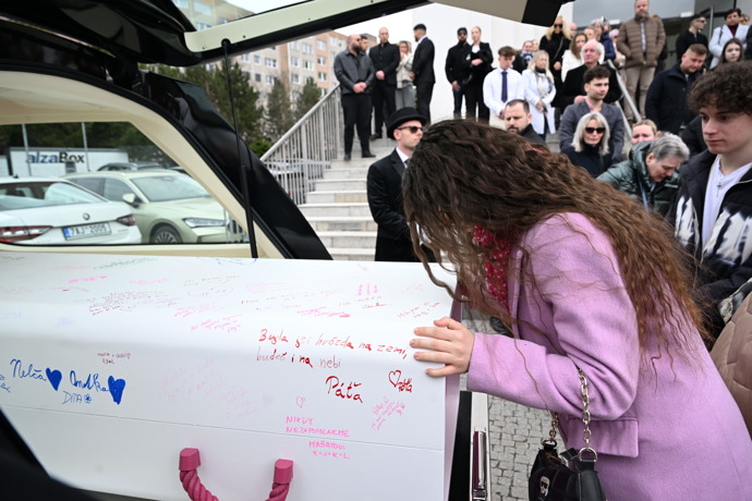 FOTO: Influencerce posílali poslední pusinky. – stránka 24