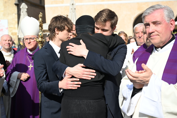 FOTO: Radka Potměšilová se objímala se syny. – stránka 8
