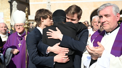 FOTO: Radka Potměšilová se objímala se syny.