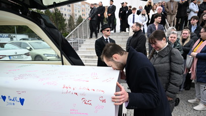 FOTO: Hosté líbali rakev Dominiky Elischerové.