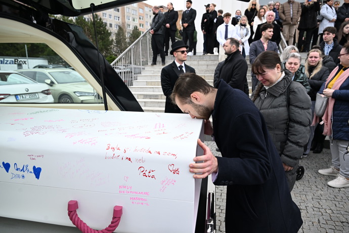 FOTO: Hosté líbali rakev Dominiky Elischerové. – stránka 23