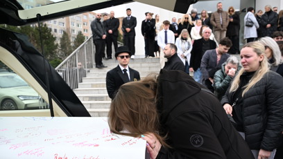 FOTO: Hosté líbali rakev Dominiky Elischerové.