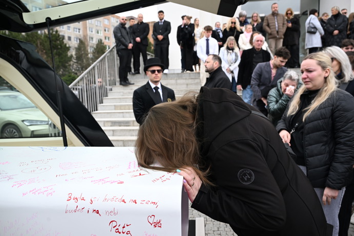 FOTO: Hosté líbali rakev Dominiky Elischerové. – stránka 22