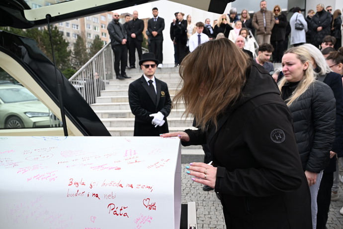 FOTO: Poslední rozloučení s influencerkou Dominikou Elischerovou alias Mínou. – stránka 36