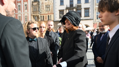 FOTO: Radka Potměšilová na pohřbu svého manžela.