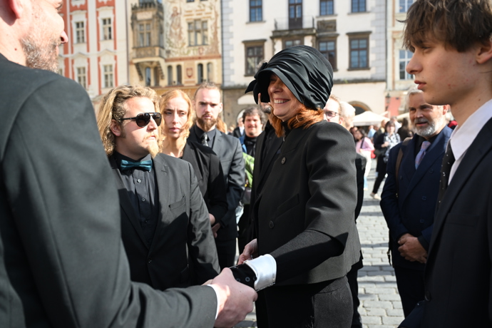 FOTO: Radka Potměšilová na pohřbu svého manžela. – stránka 4