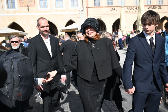 FOTO: Radka Potměšilová na pohřbu svého manžela. – stránka 2