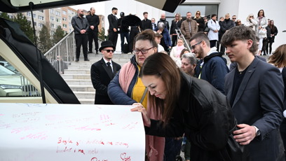 FOTO: Hosté líbali rakev Dominiky Elischerové.