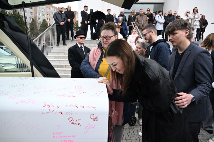 FOTO: Hosté líbali rakev Dominiky Elischerové. – stránka 21