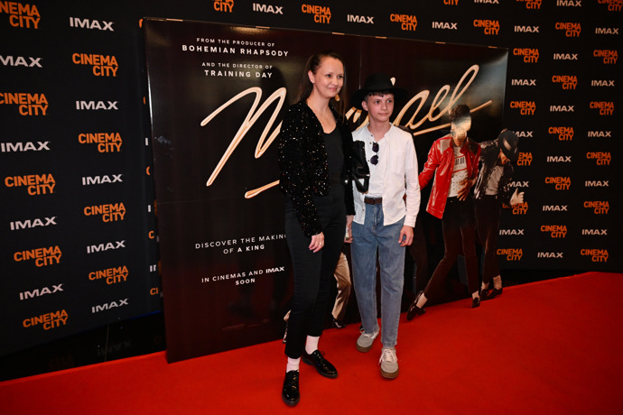 Foto k tématu Premiéra Michael  – stránka 86