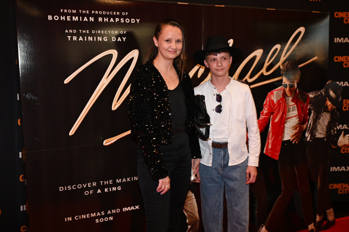 Foto k tématu Premiéra Michael  – stránka 85