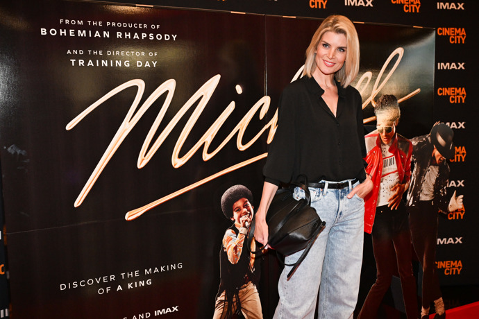 FOTO: Iveta Lutovská dorazila v dobré náladě. – stránka 81