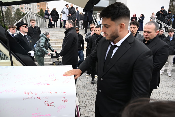 FOTO: Samir Margina u rakve. – stránka 9