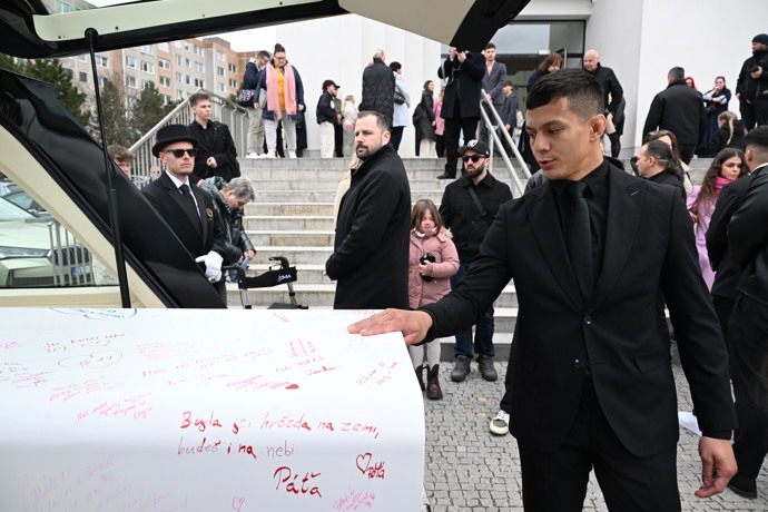 FOTO: Tomáš Le Sy se loučil s Mínou. – stránka 6