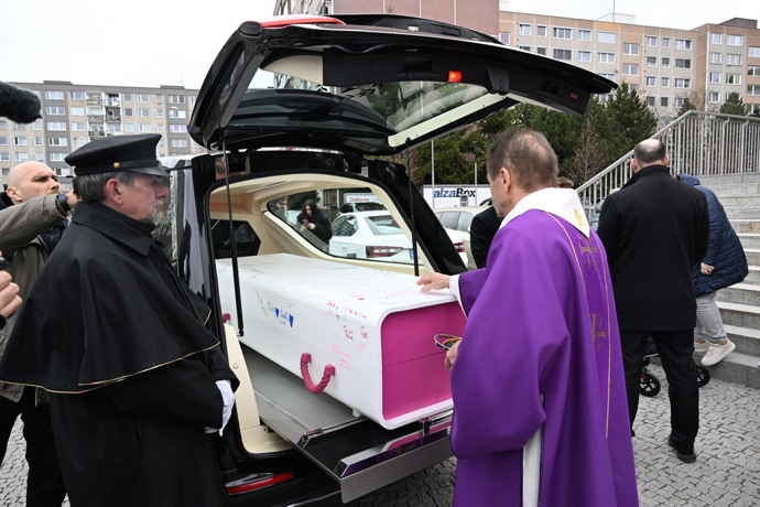 FOTO: Rakev Dominiky Elischerové. – stránka 2