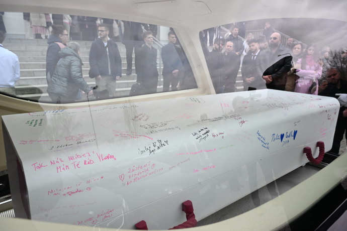 FOTO: Rakev Dominiky Elischerové. – stránka 1