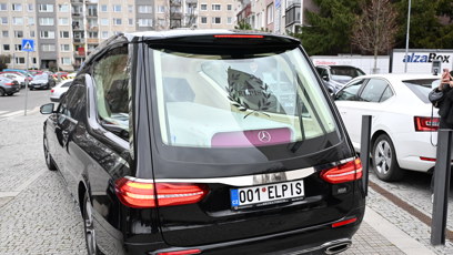 FOTO: Rakev odjela v pohřebním voze.