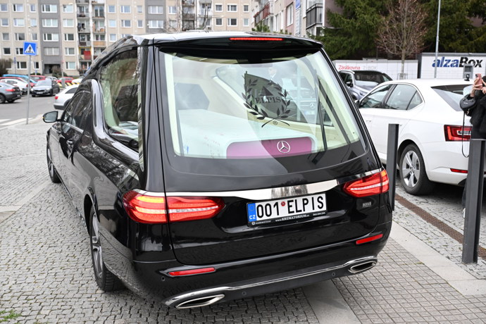 FOTO: Rakev odjela v pohřebním voze.