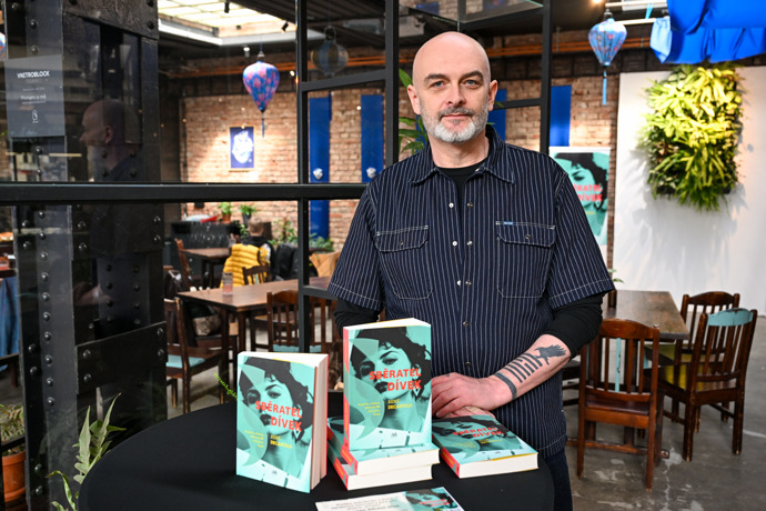 FOTO: Spisovatel René Decastelo. – stránka 57