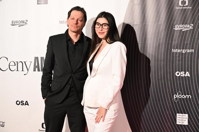 FOTO: Naomi Adachi s partnerem.