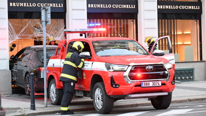 FOTO: Sedmdesátiletá řidička osobního auta vjela do výlohy obchodu Brunello Cucinelli.