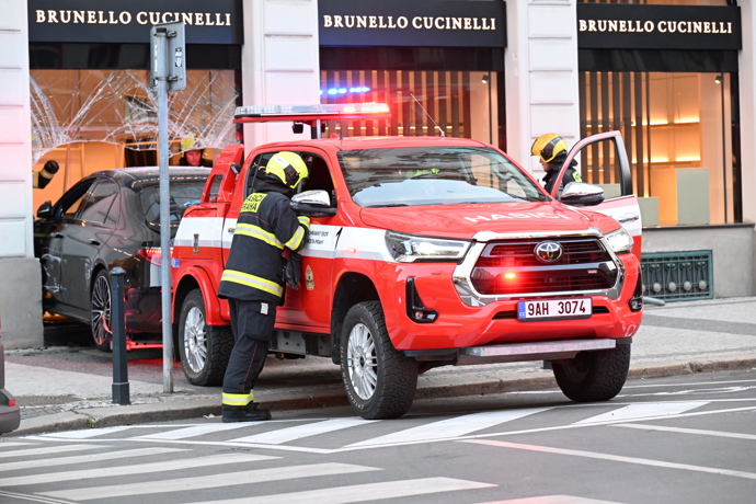 FOTO: Sedmdesátiletá řidička osobního auta vjela do výlohy obchodu Brunello Cucinelli. – stránka 18