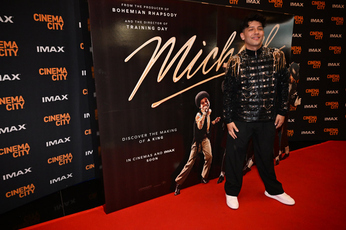 FOTO: Jen Bendig dorazil v zajímavém outfitu. – stránka 5