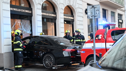 FOTO: Sedmdesátiletá řidička osobního auta vjela do výlohy obchodu Brunello Cucinelli.