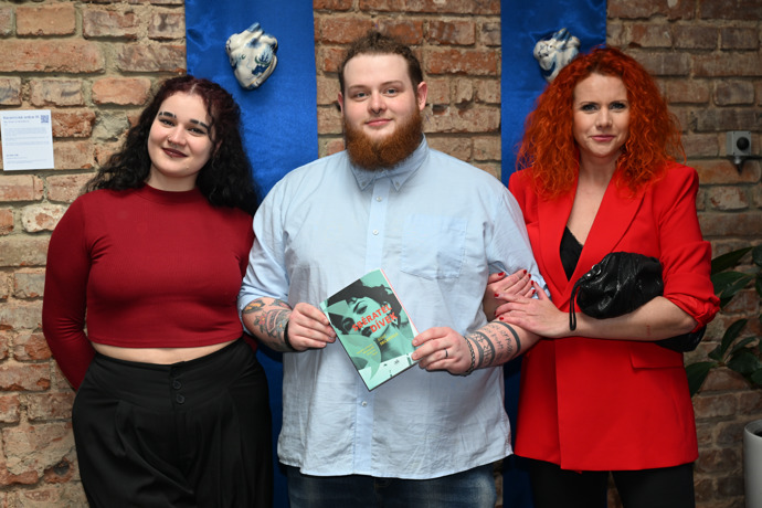 FOTO: Elias Decastelo se svou maminkou Štěpánkou Decastelo a manželkou Kristínou. – stránka 51