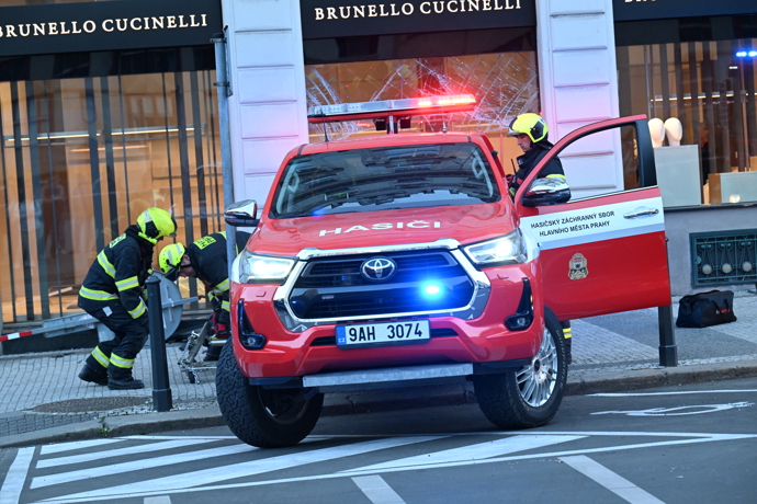 FOTO: Sedmdesátiletá řidička osobního auta vjela do výlohy obchodu Brunello Cucinelli. – stránka 7