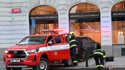 FOTO: Sedmdesátiletá řidička osobního auta vjela do výlohy obchodu Brunello Cucinelli.
