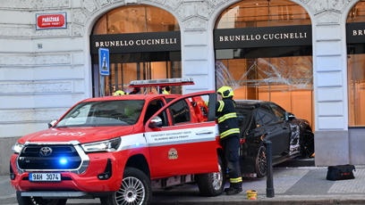FOTO: Sedmdesátiletá řidička osobního auta vjela do výlohy obchodu Brunello Cucinelli.
