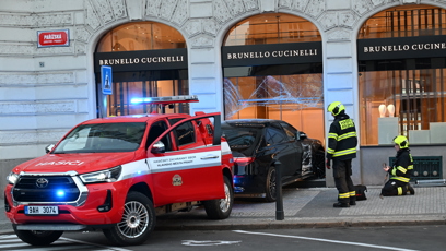FOTO: Sedmdesátiletá řidička osobního auta vjela do výlohy obchodu Brunello Cucinelli.