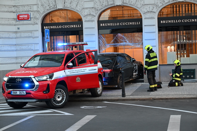 FOTO: Sedmdesátiletá řidička osobního auta vjela do výlohy obchodu Brunello Cucinelli. – stránka 4