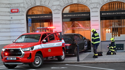 FOTO: Sedmdesátiletá řidička osobního auta vjela do výlohy obchodu Brunello Cucinelli.