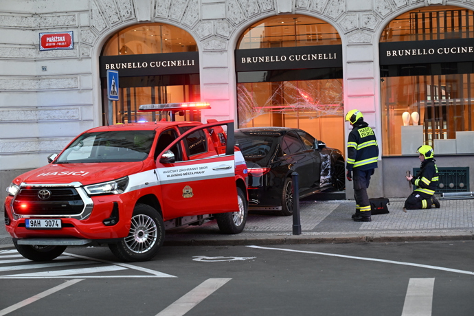 FOTO: Sedmdesátiletá řidička osobního auta vjela do výlohy obchodu Brunello Cucinelli. – stránka 3