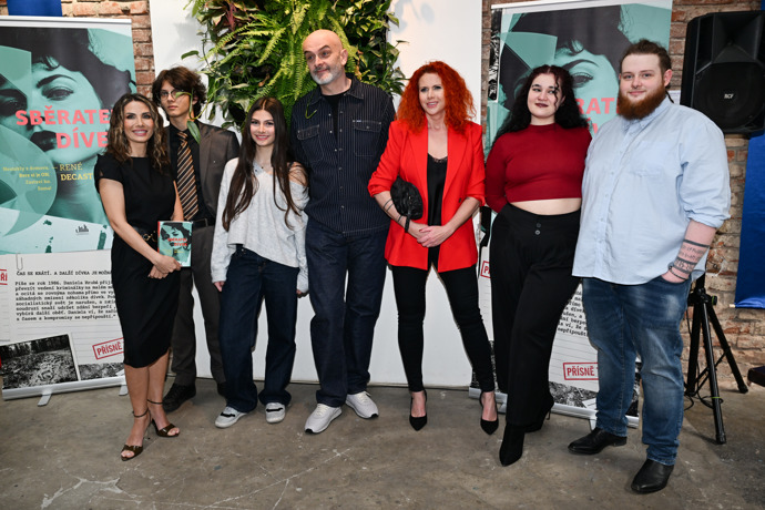 FOTO: René Decastelo se svou rodinou. – stránka 46