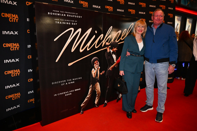 FOTO: Moderátorka Štěpánka Duchková s manželem. – stránka 36