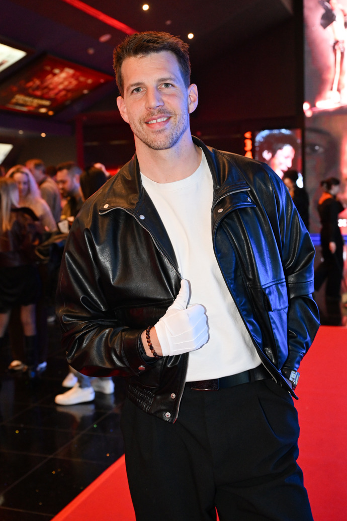 FOTO: Peter Pecha doplnil svůj outfit o bílou rukavičku. – stránka 31