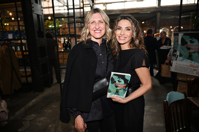 FOTO: Eva Decastelo s Hanou Třeštíkovou. – stránka 40