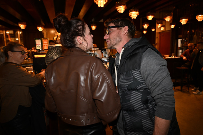 FOTO: Jaromír Nosek kouká na Ivetu Bendlovou jako na svatý obrázek. – stránka 14