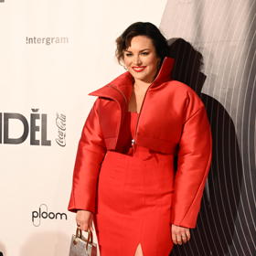 Korzetový top šatů zdobil krátký bomber. 