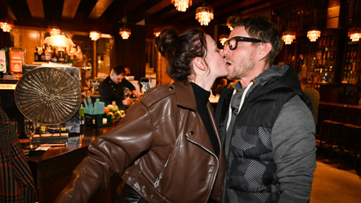 FOTO: Jaromír Nosek a Iveta Bendová předvedli vášnivý polibek.