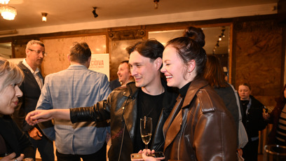 FOTO: Iveta Bendlová se skleničkou v ruce vedle Jakuba Moulise.