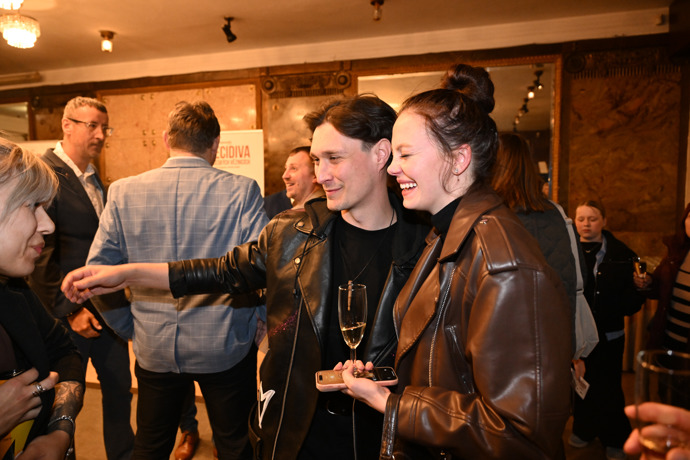 FOTO: Iveta Bendlová se skleničkou v ruce vedle Jakuba Moulise. – stránka 10