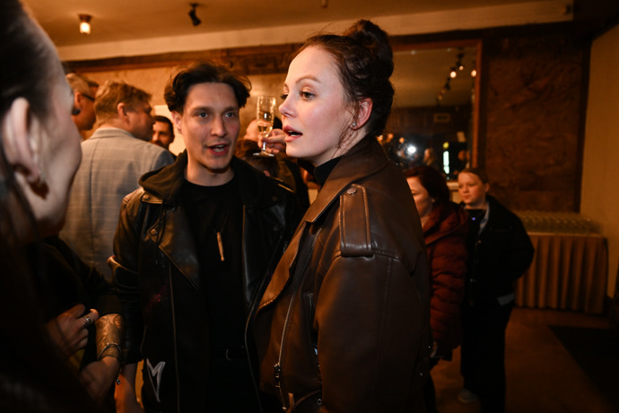 FOTO: Iveta Bendlová při konverzaci s Jakubem Moulisem. – stránka 9