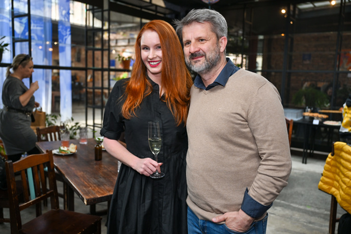 FOTO: Mezi kmotry knihy Sběratel dívek byla i herečka Denisa Nesvačilová. – stránka 27